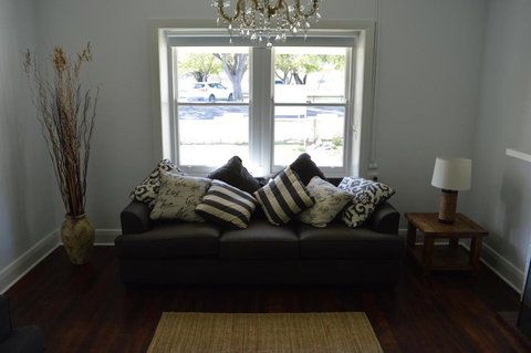 Two Cow Cottage Bed & Breakfast - Accommodation VIC 3