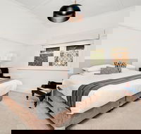 Newcastle Executive Homes - Cooks Hill Cottage - Accommodation VIC