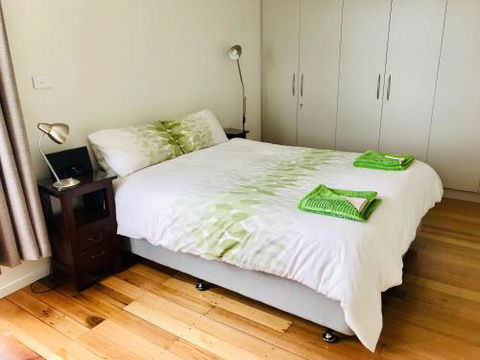 Omaroo House Panoramic Water Views - Accommodation VIC 3