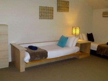 Ironbark - Deluxe Family Townhouse - Accommodation VIC 1