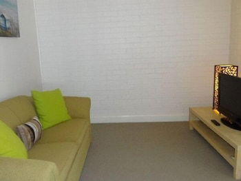 Ironbark - Deluxe Family Townhouse - Accommodation VIC 5