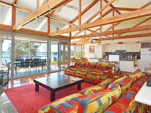 Morisset Bay Waterfront Views Lake House Looking Over Trinity Marina - Accommodation VIC 6