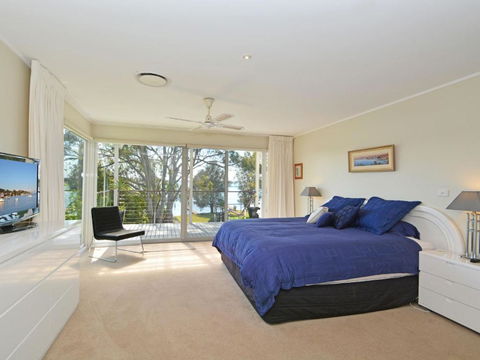 Morisset Bay Waterfront Views Lake House Looking Over Trinity Marina - Accommodation VIC 5