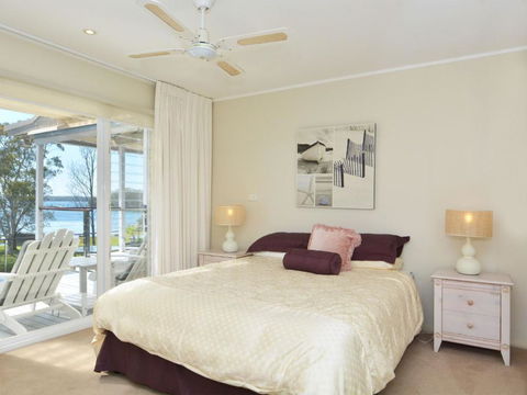 Morisset Bay Waterfront Views Lake House Looking Over Trinity Marina - Accommodation VIC 1