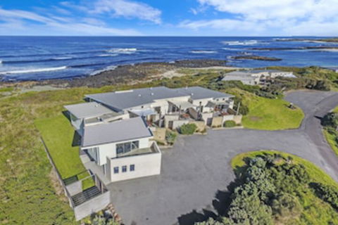 HEARNS BEACHSIDE VILLA 2 - Accommodation VIC 0