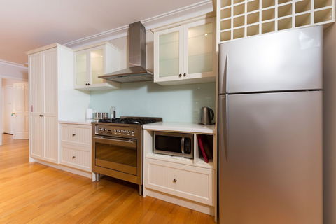 Lovely 5BR House Walk To Train And Shops - Accommodation VIC 4