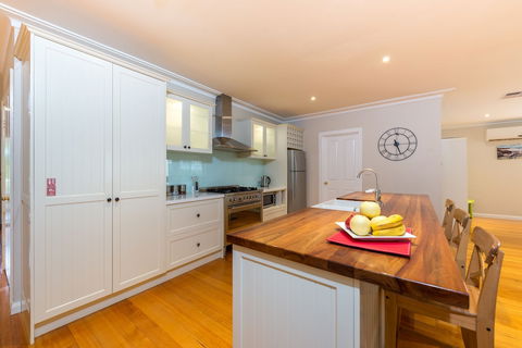 Lovely 5BR House Walk To Train And Shops - Accommodation VIC 2