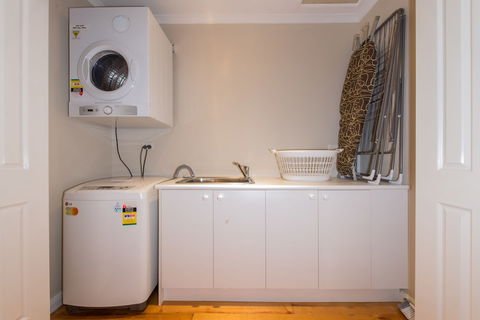 Lovely 5BR House Walk To Train And Shops - Accommodation VIC 0