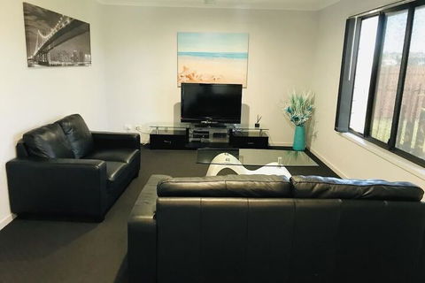 Hervey Bay Holiday Home - Accommodation VIC 6