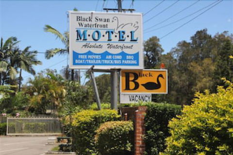 Black Swan Waterfront Motel Not Suitable For Children - Accommodation VIC 0