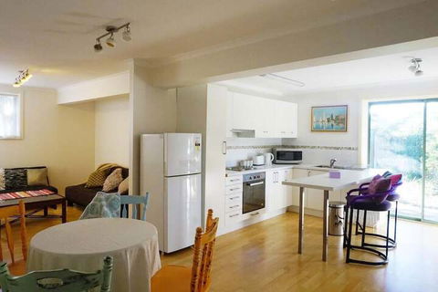 Moon House - Accommodation VIC 7