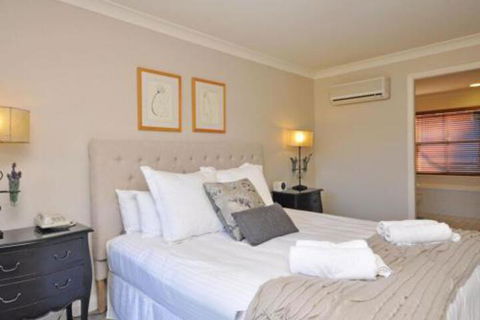 Villa Beaujolais Located Within Cypress Lakes - Accommodation VIC 6
