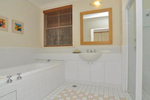 Villa Merlot Located Within Cypress Lakes - Accommodation VIC 5