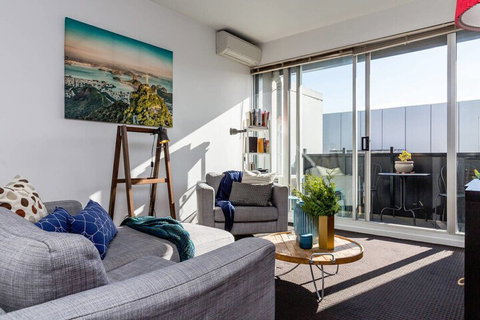 Mika, 2bdr Fitzroy Pad With Secure Parking - Accommodation VIC 4