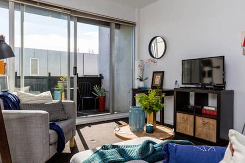 Mika, 2bdr Fitzroy Pad With Secure Parking - Accommodation VIC 2