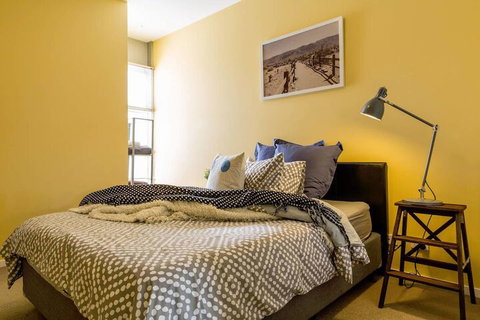 Mika, 2bdr Fitzroy Pad With Secure Parking - Accommodation VIC 3