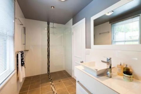 Spacious City 2 BR House Fit 6 PP - Accommodation VIC 4