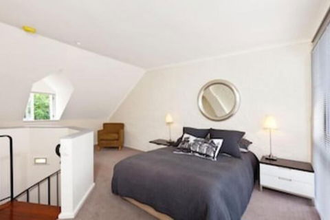 Spacious City 2 BR House Fit 6 PP - Accommodation VIC 2