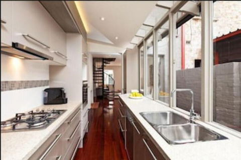 Spacious City 2 BR House Fit 6 PP - Accommodation VIC 6