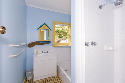 HOLIDAY On NAUTILUS INVERLOCH - Accommodation VIC 3