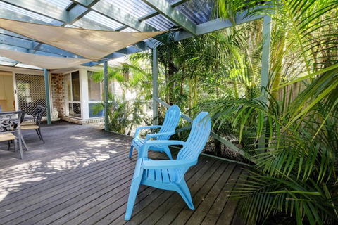 FRANGIPANI BEACH HOUSE PET FRIENDLY 22 Belbourie Cres Boomerang Beach - Accommodation VIC 5