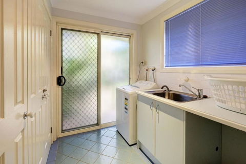 FRANGIPANI BEACH HOUSE PET FRIENDLY 22 Belbourie Cres Boomerang Beach - Accommodation VIC 2
