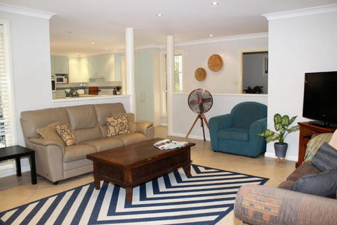 FRANGIPANI BEACH HOUSE PET FRIENDLY 22 Belbourie Cres Boomerang Beach - Accommodation VIC 6