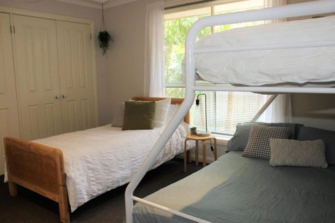 FRANGIPANI BEACH HOUSE PET FRIENDLY 22 Belbourie Cres Boomerang Beach - Accommodation VIC 1