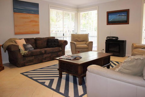 FRANGIPANI BEACH HOUSE PET FRIENDLY 22 Belbourie Cres Boomerang Beach - Accommodation VIC 4