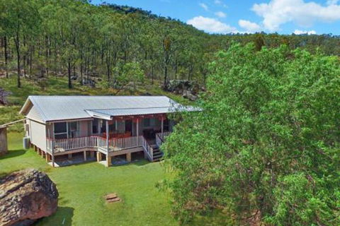Rosamund House In Broke 4br House In Walking Distance To Cellar Doors - Accommodation VIC 4