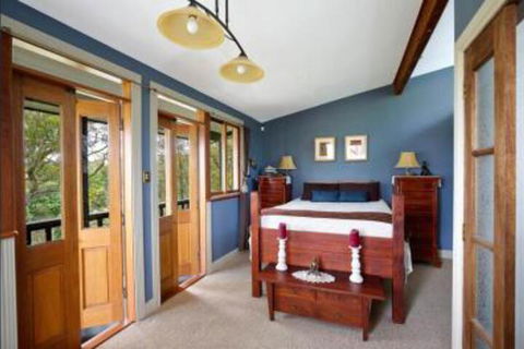 The Black Cockatoo Secret Garden Mountains Home - Accommodation VIC 2