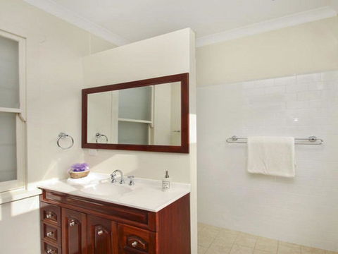 Robin Hill Manor Rambling Retreat & Tennis Court - Accommodation VIC 4