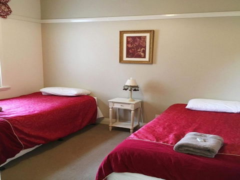 Robin Hill Manor Rambling Retreat & Tennis Court - Accommodation VIC 5