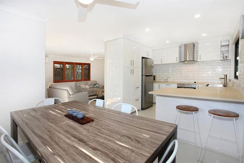 FABULOUS HOLIDAY HIDEAWAY COOLUM BEACH - Accommodation VIC 6