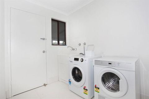 FABULOUS HOLIDAY HIDEAWAY COOLUM BEACH - Accommodation VIC 5