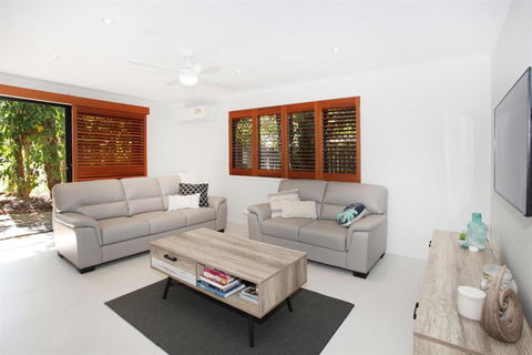FABULOUS HOLIDAY HIDEAWAY COOLUM BEACH - Accommodation VIC 2