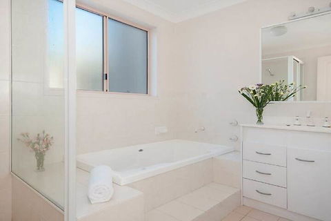 Pacific Rose Winter Holiday Special - Accommodation VIC 4