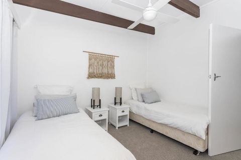 Mollymooks Tee To Sea 19 Buchan Street - Accommodation VIC 5