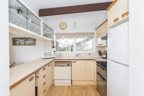 Mollymooks Tee To Sea 19 Buchan Street - Accommodation VIC 4