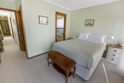 Eagle Point Getaway Waterfront Serenity! - Accommodation VIC 3