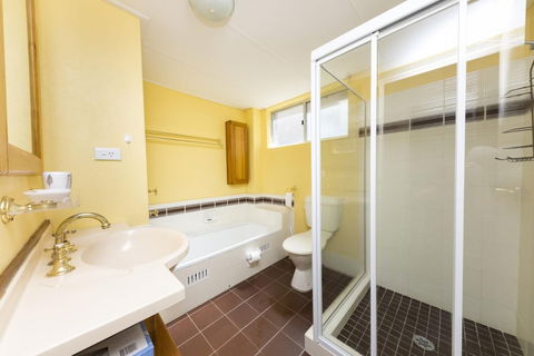 Camelot Unit 06 - Accommodation VIC 2