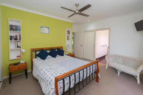 Blue Water Retreat Upstairs & Downstairs - Accommodation VIC 5