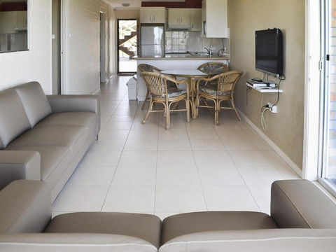 Fairholme 5 Opposite Lake - Accommodation VIC 4