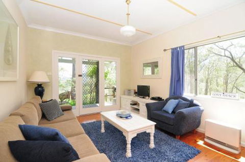 Love Shack 1 Bedroom Cosy Cottage! - Accommodation VIC 5