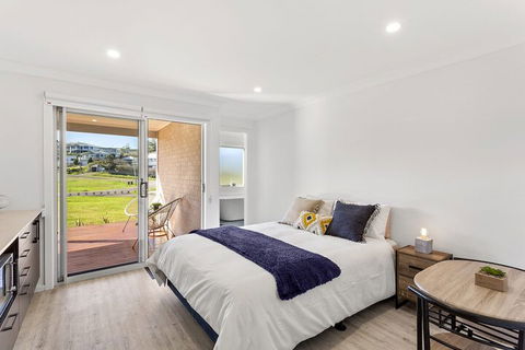 Whale Studio 1a Ocean Street - Accommodation VIC 5