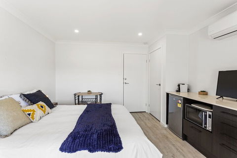 Whale Studio 1a Ocean Street - Accommodation VIC 6