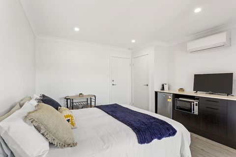 Whale Studio 1a Ocean Street - Accommodation VIC 4