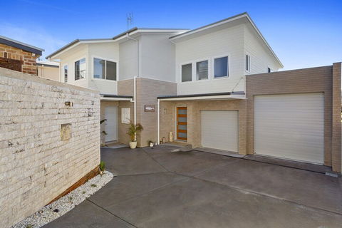 Whale Studio 1a Ocean Street - Accommodation VIC 1