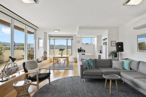 POINT GREY APARTMENT ONE VIEWPOINT - Accommodation VIC 5