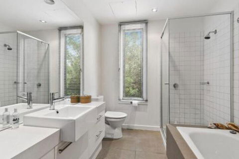 POINT GREY APARTMENT ONE VIEWPOINT - Accommodation VIC 6